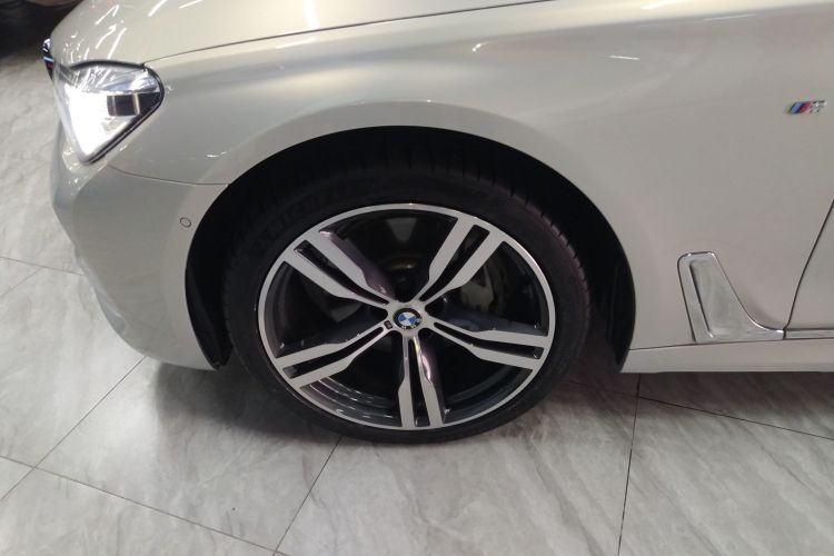 宝马7系 2018款 740Li xDrive 尊享型 M运动套装车身外观35