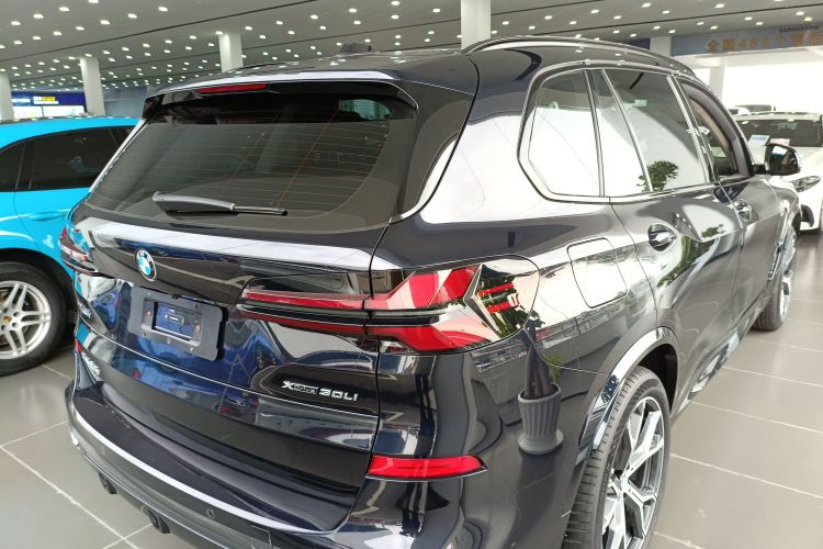 宝马X5 2023款 xDrive 30Li 尊享型M运动曜夜套装车身外观6005