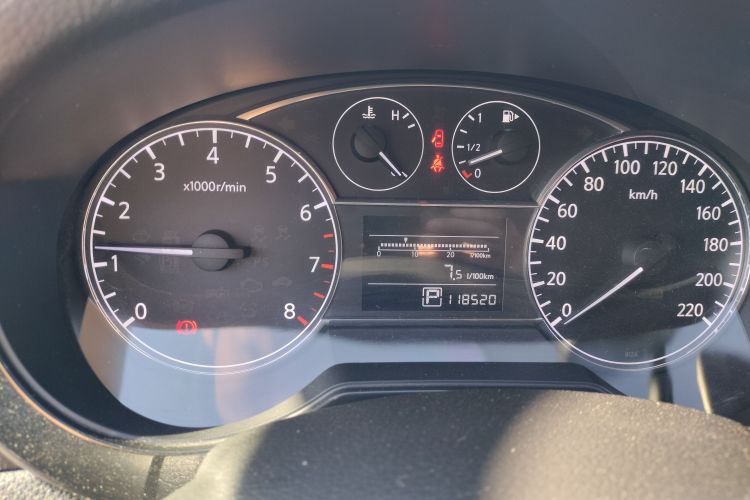 日产 骐达TIIDA 2014款 1.6L CVT舒适型中控内饰14