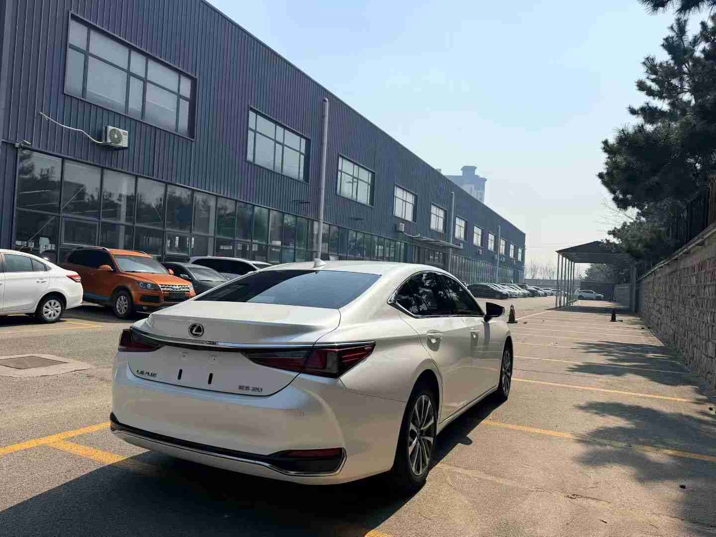 车辆右后45度外观展示