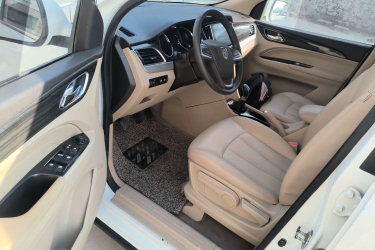 宝骏730 2016款 1.5L 手动舒适型 7座 国V中控内饰20