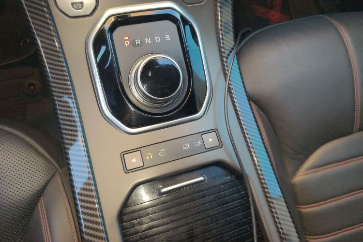 路虎 揽胜极光 2017款 2.0T 绚黑限量版中控内饰18