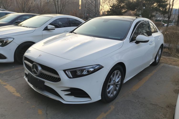 奔驰A级 2021款 A 200 L 运动轿车时尚型车身外观1