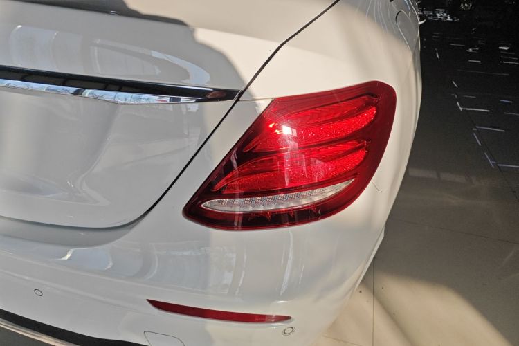 奔驰E级 2016款 E 200 L 运动型车身外观9