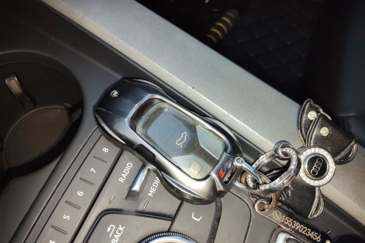 奥迪A4L 2017款 40 TFSI 时尚型中控内饰11