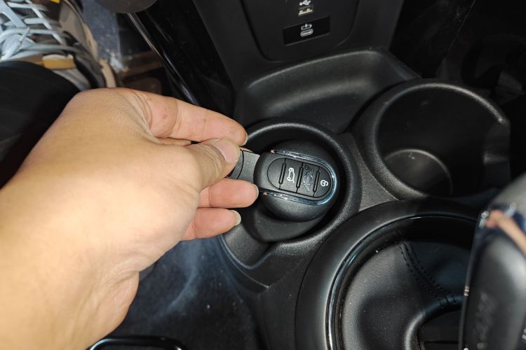 MINI 2023款 改款 2.0T COOPER S CABRIO 艺术家中控内饰11