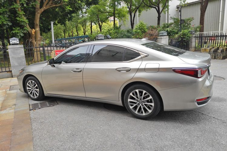 雷克萨斯ES 2023款 200 卓越版车身外观4