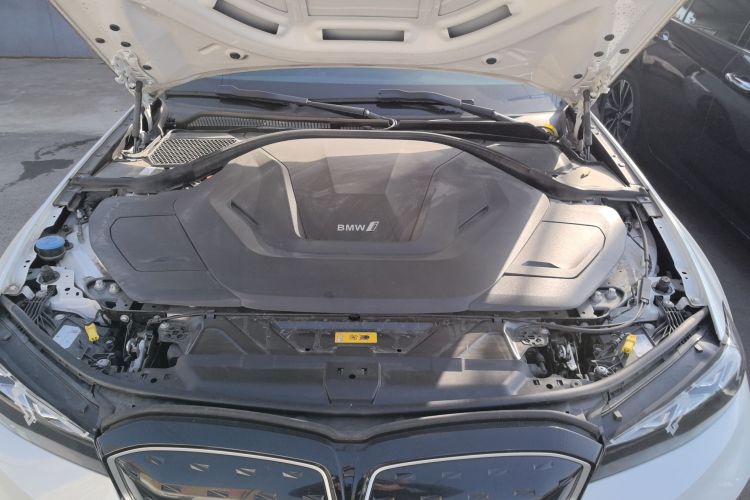 宝马i3 2024款 eDrive 40 L 曜夜套装机舱底盘24