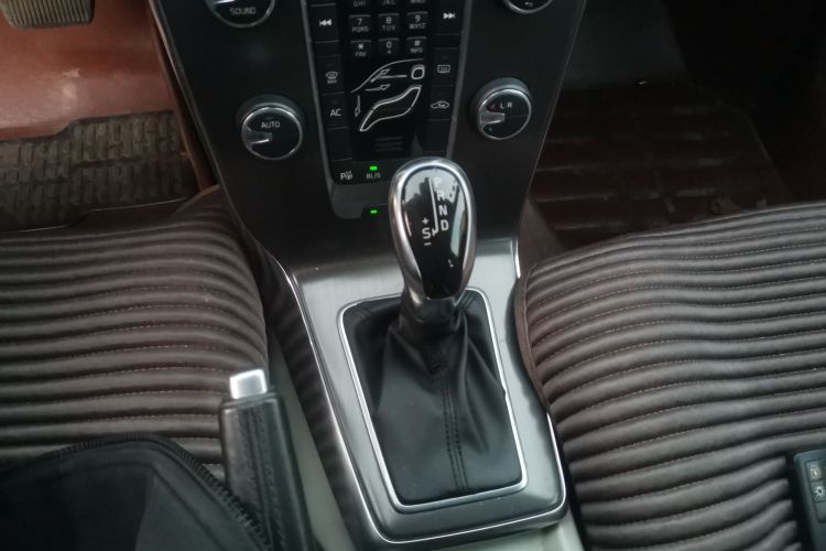 沃尔沃V40 2014款 2.0T 智雅版中控内饰18