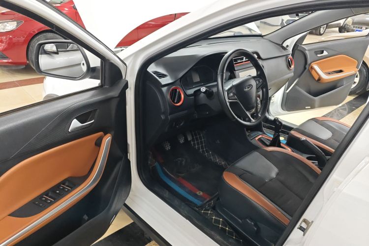 奇瑞 瑞虎3X 2017款 1.5L 手动时尚版中控内饰20