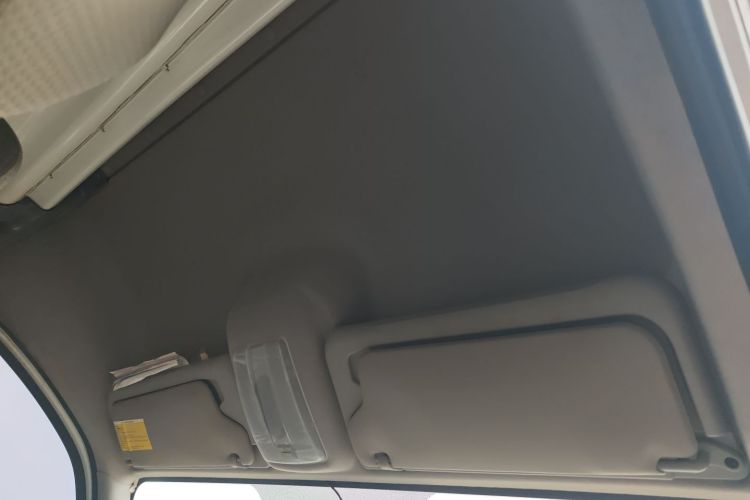 上汽大通MAXUS 新途V80 2021款 2.0T 手动经典城配王短轴超低顶3座局部细节22