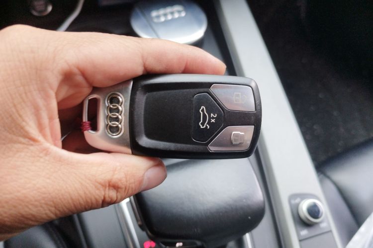 奥迪A4L 2019款 40 TFSI 进取型 国VI中控内饰11