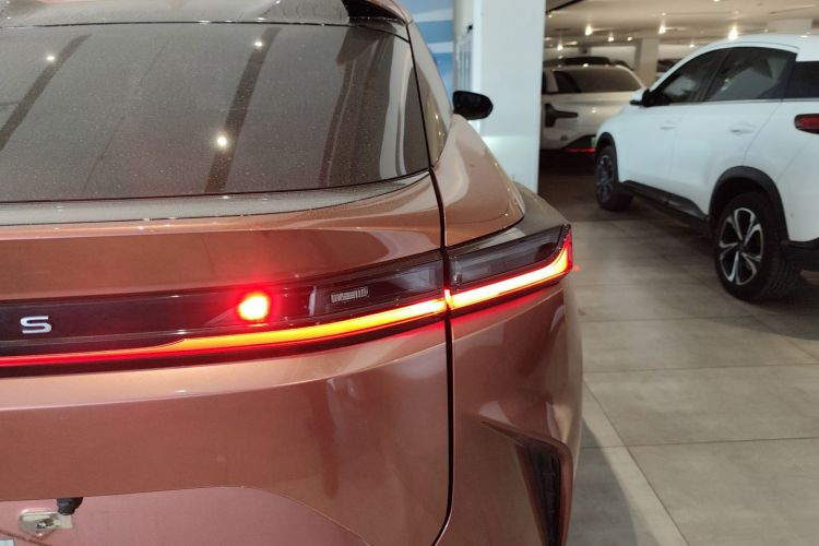 雷克萨斯RZ 2023款 450e 四驱纵享版车身外观9