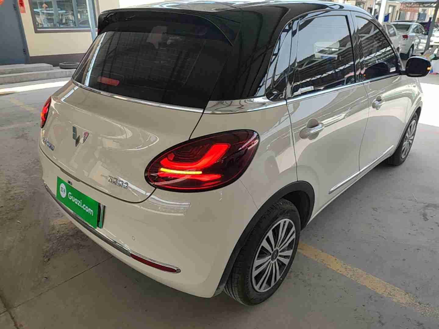 车辆右后45度视角实拍