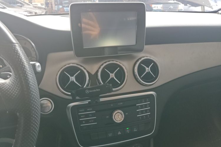 奔驰GLA 2016款 GLA 200 动感型中控内饰16