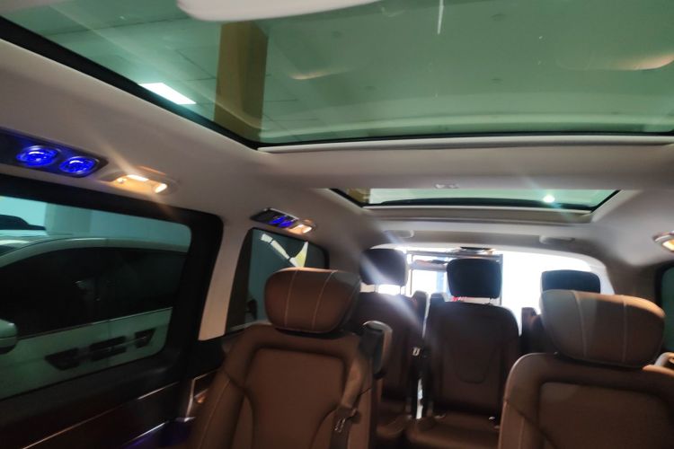 奔驰V级 2022款 V 260 L 长轴距尊贵版中控内饰22