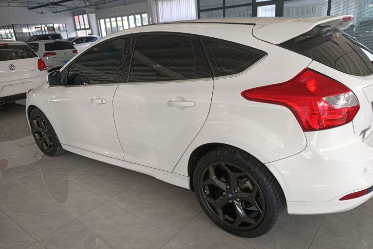 福特 福克斯 2012款 两厢 2.0L 手动豪华运动型车身外观4