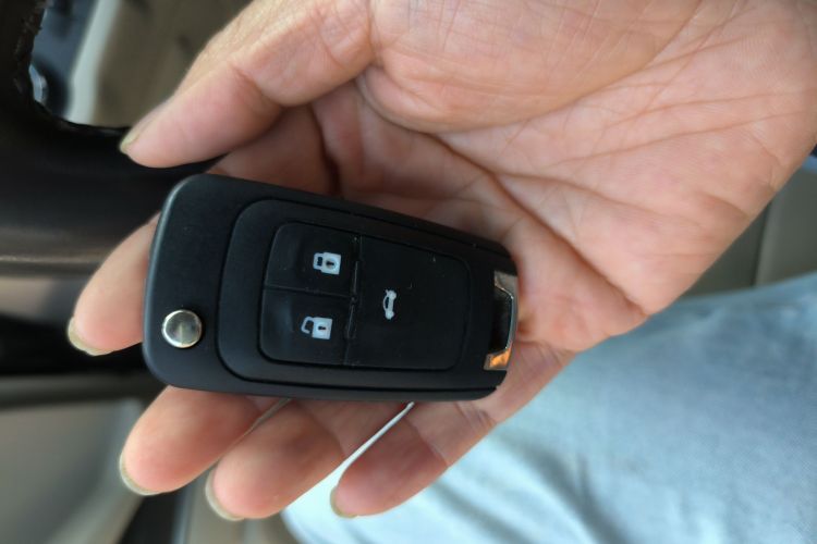 别克GL8 2011款 2.4L LT豪华商务行政版中控内饰7001