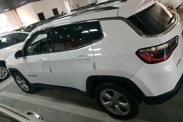 Jeep 指南者 2019款 200T 自动家享-互联大屏版车身外观4