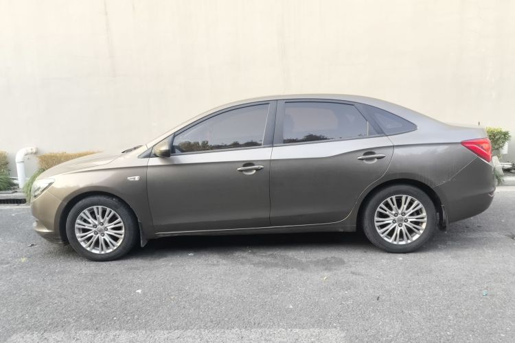 别克 英朗 2015款 15N 自动精英型车身外观4