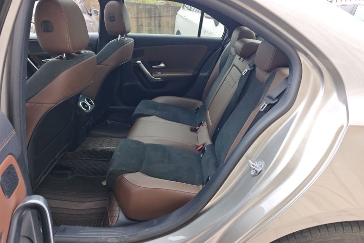 奔驰A级 2019款 A 180 L 运动轿车中控内饰21