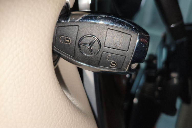 奔驰V级 2022款 V 260 领航版中控内饰11