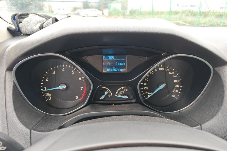 福特 福克斯 2015款 两厢 1.6L 自动风尚型中控内饰14