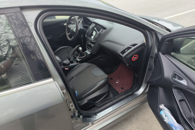 福特 福克斯 2012款 两厢 2.0L 手动豪华运动型局部细节9005