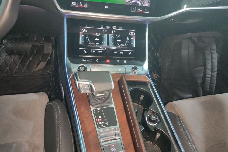 奥迪A6L 2023款 45 TFSI quattro 尊享动感型中控内饰18
