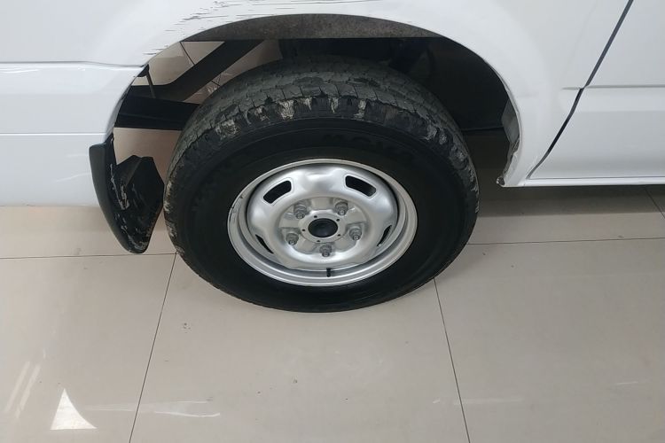 江铃福顺 2023款 2.0T 手动短轴中顶商运型多功能乘用车5座车身外观6008