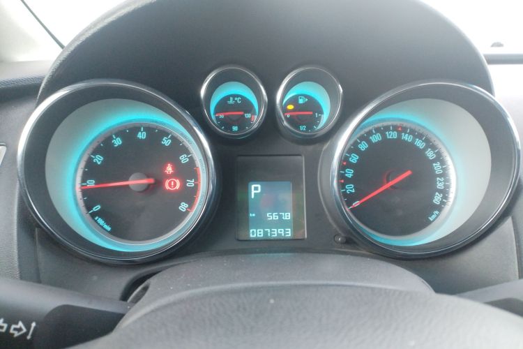 别克 英朗 2014款 XT 1.6L 自动时尚版中控内饰14