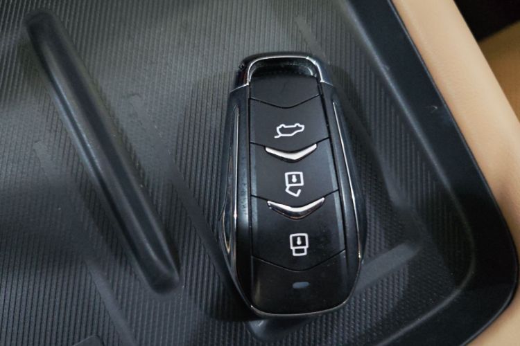 蓝电E5 PLUS 2025款 120km 标准旅行定制版 7座中控内饰11