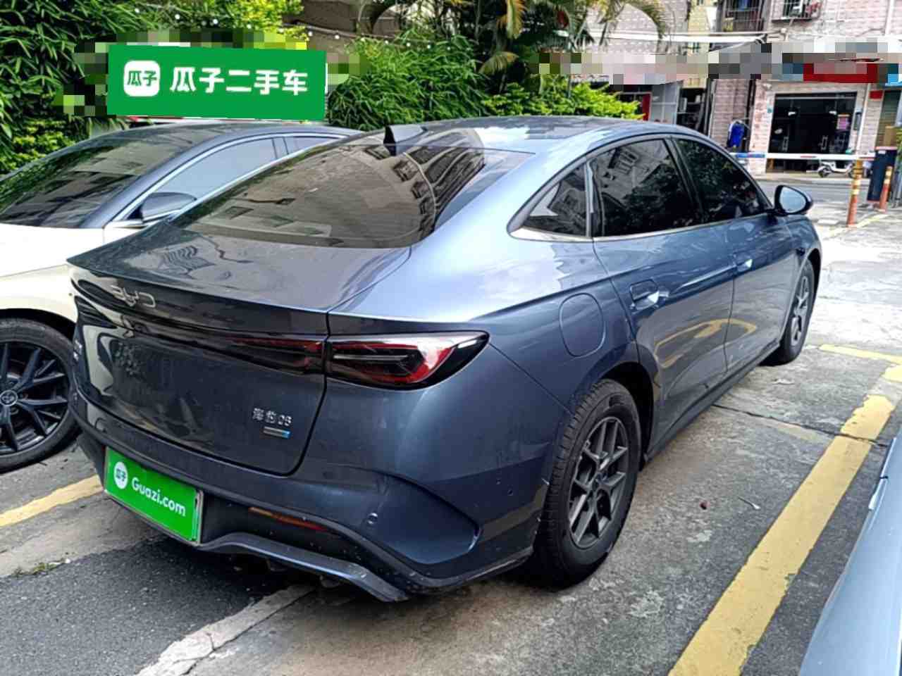 车辆右后45度外观展示
