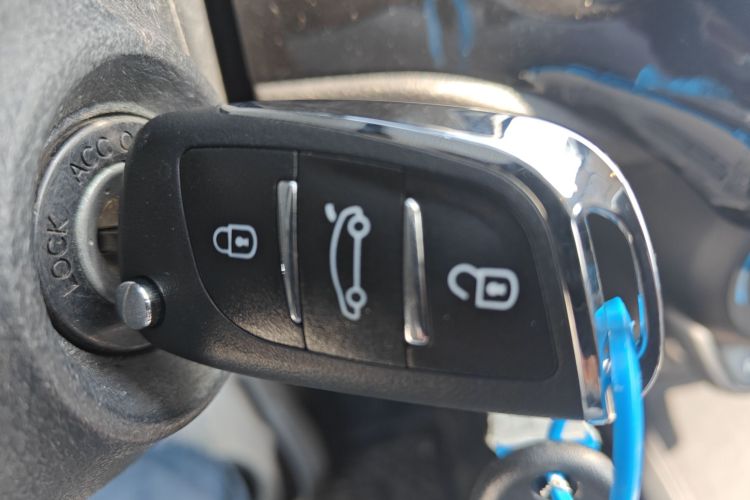 起亚K2 2017款 三厢 1.4L MT GLS中控内饰11