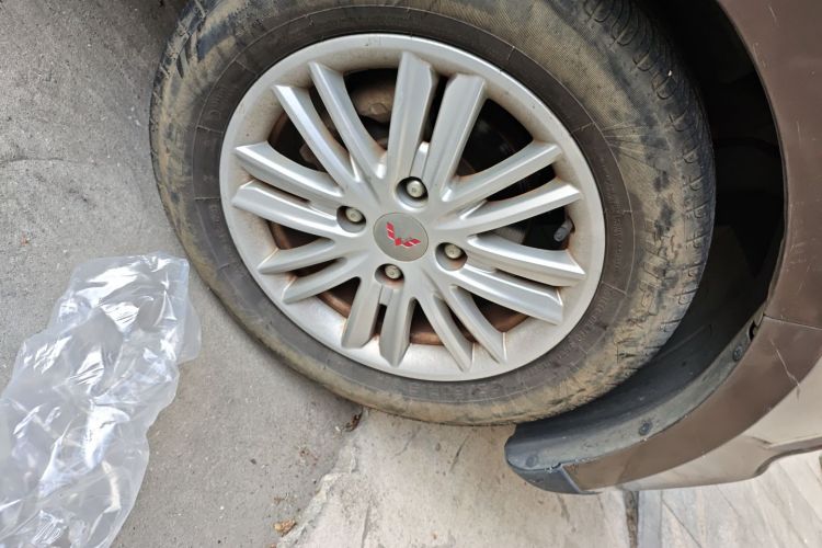 五菱汽车 五菱宏光 2016款 1.5L 改款S舒适型车身外观10