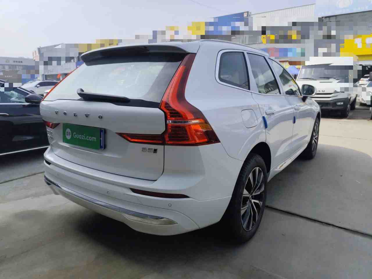 车辆右后45度整体外观，线条流畅