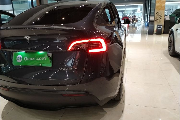 特斯拉 Model Y 2024款 后轮驱动版车身外观9