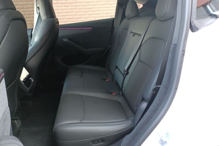 特斯拉 Model Y 2025款 改款 长续航全轮驱动版中控内饰7004