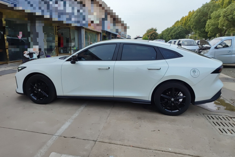 长安UNI-V 2023款 1.5T 尊贵型车身外观6003