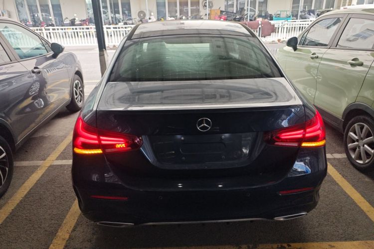 奔驰A级 2019款 A 200 L 运动轿车车身外观6