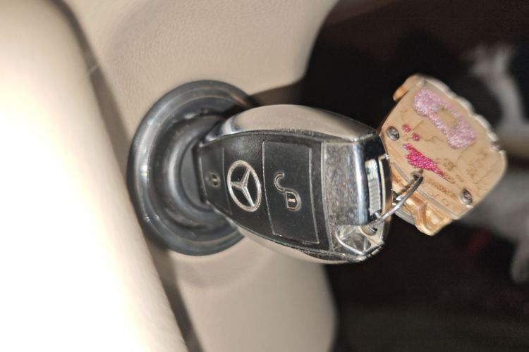 奔驰R级 2015款 R 320 4MATIC 豪华型中控内饰7001