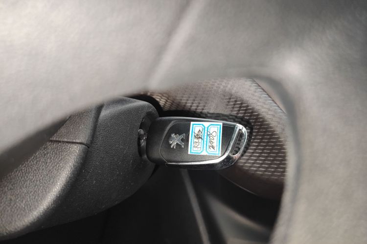 标致2008 2014款 1.6L 自动时尚版中控内饰7001