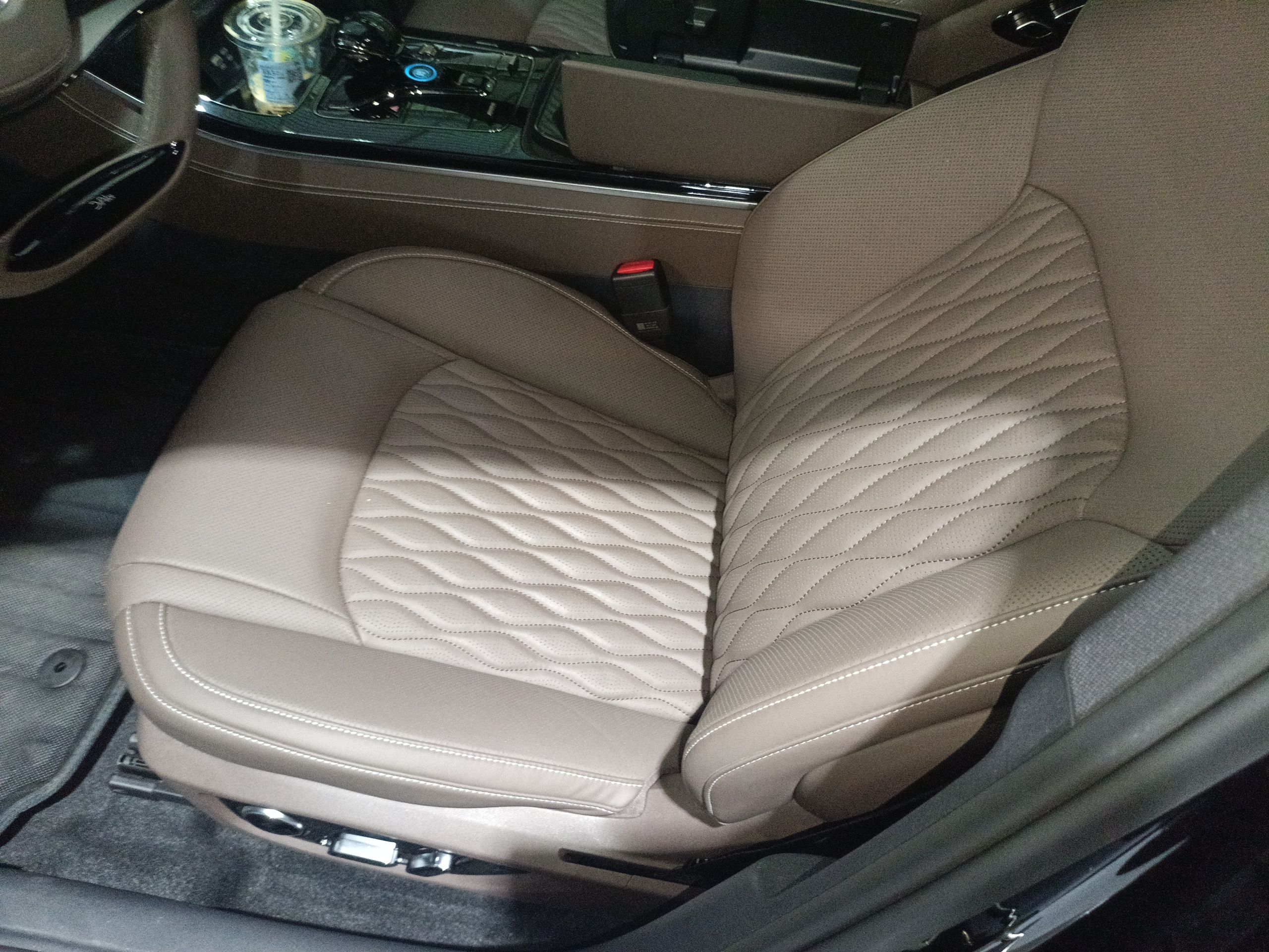 比亚迪 汉 2024款 DM-i 荣耀版 121KM 精英型