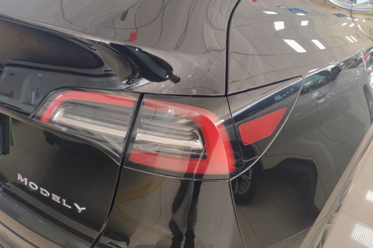 特斯拉 Model Y 2023款 后轮驱动版车身外观9