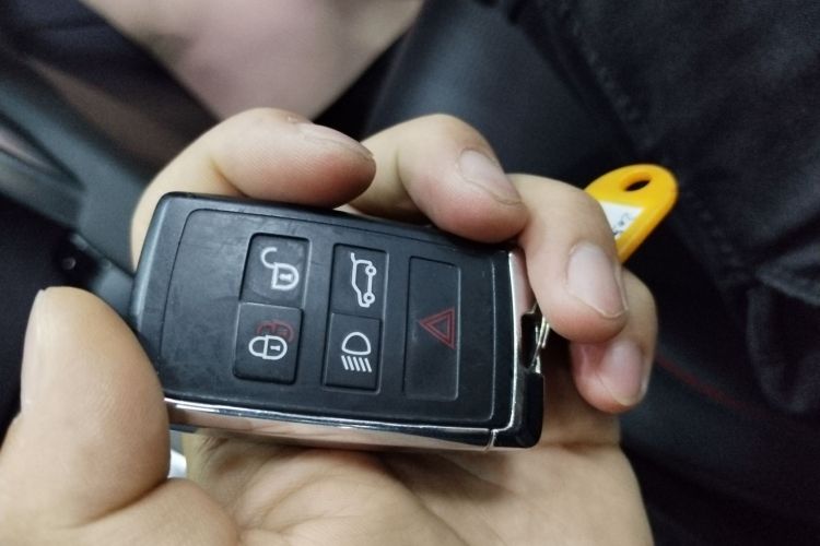 路虎 发现运动版 2020款 249PS R-Dynamic 性能科技版 7座中控内饰11