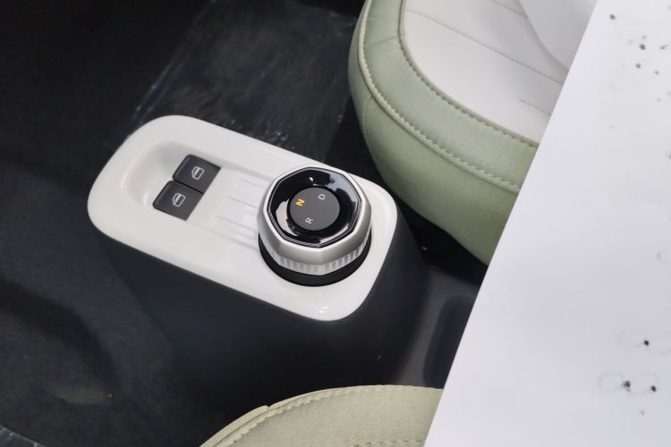 吉利银河 2025款 210km 熊猫骑士中控内饰18