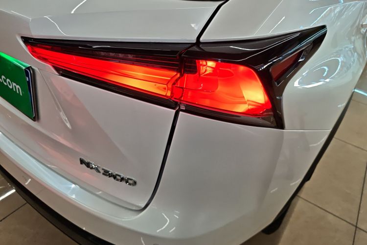 雷克萨斯NX 2017款 300 前驱 锋行版车身外观9