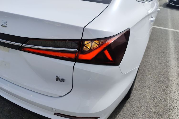 荣威i5 2023款 1.5L CVT豪华版车身外观9