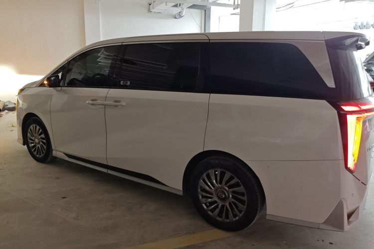 广汽传祺 传祺M8 2023款 宗师系列 双擎 御尊版车身外观6004