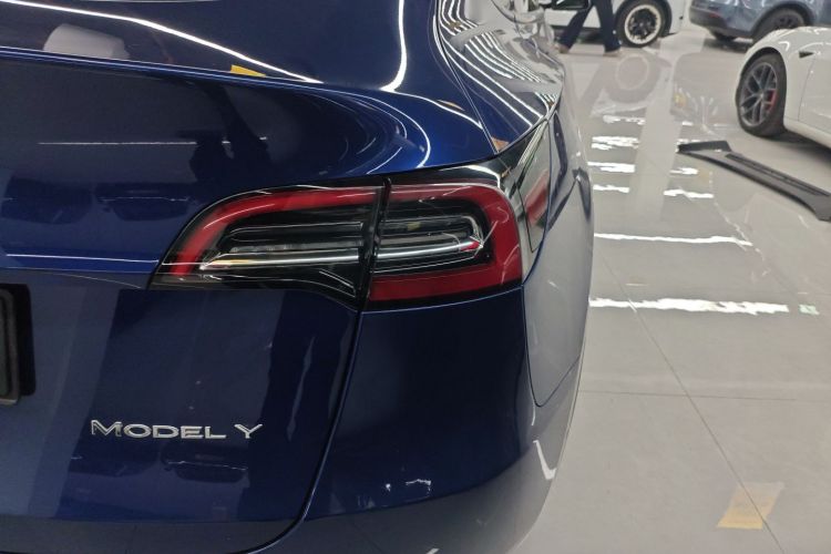 特斯拉 Model Y 2021款 长续航全轮驱动版车身外观9